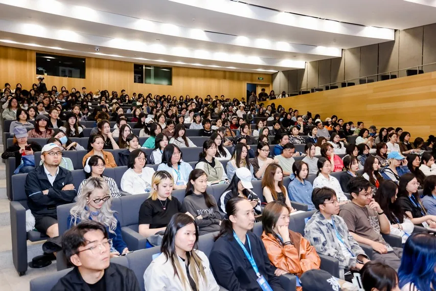 AIGC 课程讲座现场，学员座无虚席